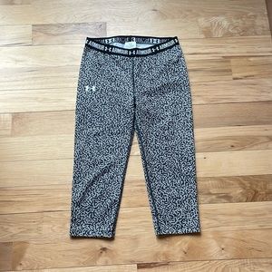 Under Armour black and white athletic cropped leggings - size L.